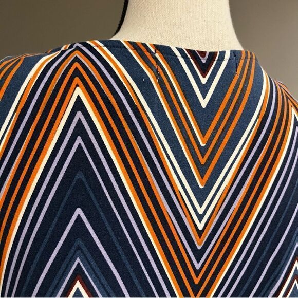 Bell long sleeve zig zag print deep v-neck dress - Picture 8 of 14